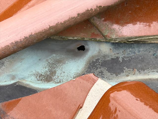 谷樋に開いた穴